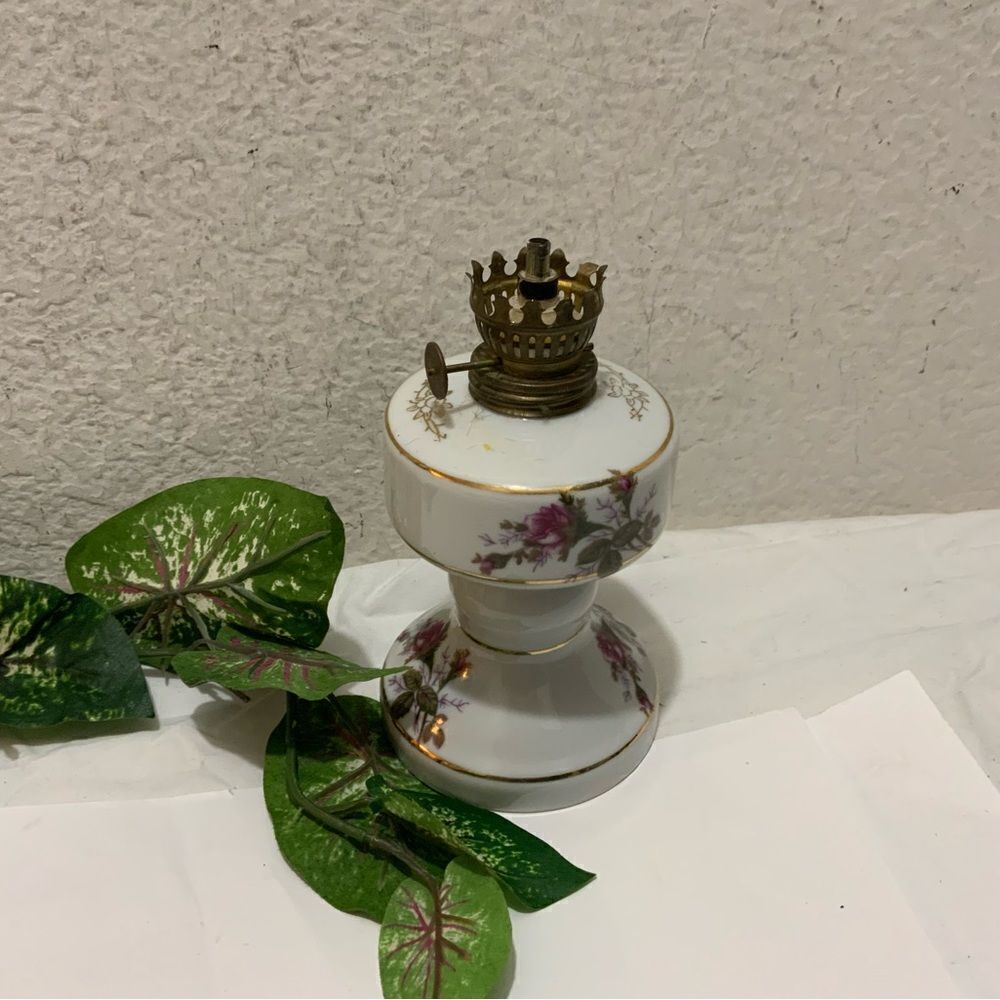 VINTAGE TILSO JAPAN  OIL LANTERN AND CHIMNEY WITH PINK ROSES 7” no glass G16